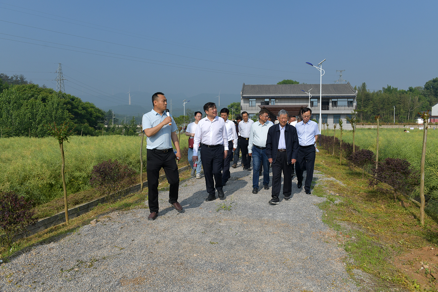张椿雨教授在傅廷栋院士工作站向与会代表介绍项目有关情况(记者-刘涛-摄)